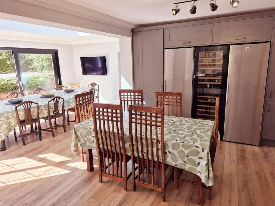 Large 4 Bedroom House On The River Wensum Sleeps 13 Norwich Bagian luar foto