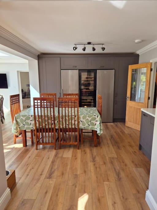 Large 4 Bedroom House On The River Wensum Sleeps 13 Norwich Bagian luar foto