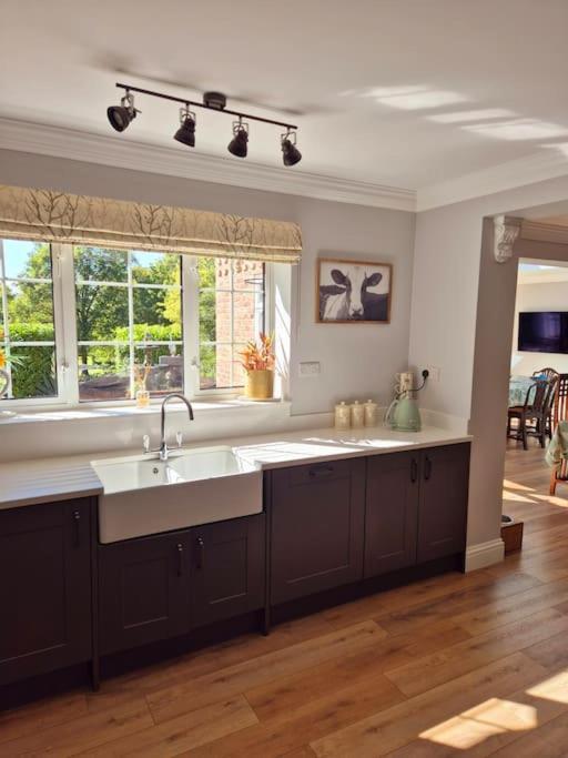 Large 4 Bedroom House On The River Wensum Sleeps 13 Norwich Bagian luar foto