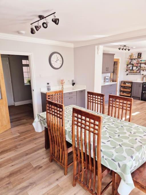 Large 4 Bedroom House On The River Wensum Sleeps 13 Norwich Bagian luar foto